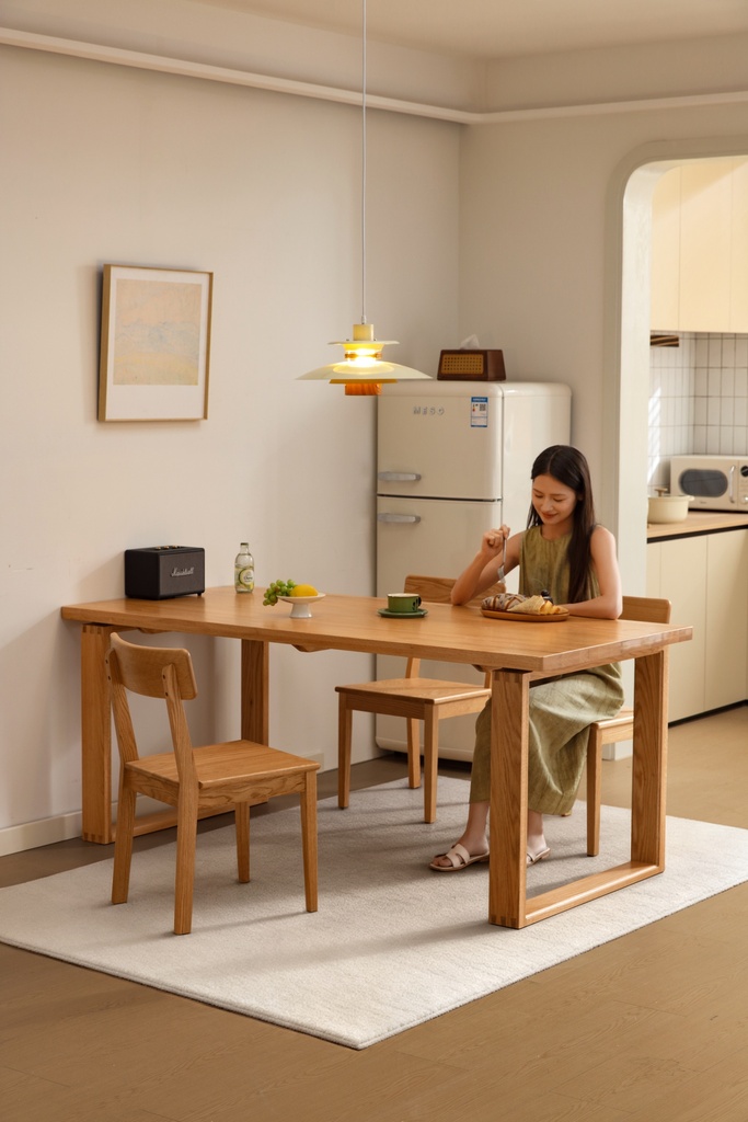 Sorelia Red Oak Dining Table Set