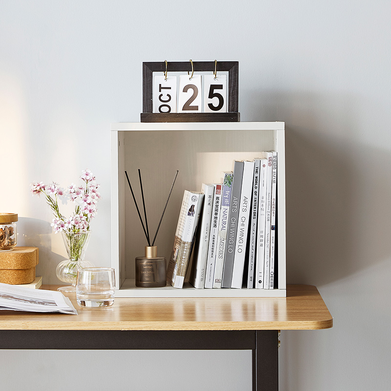 Eada Bookshelf
