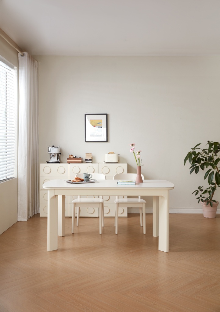 Nyssara Dining Table