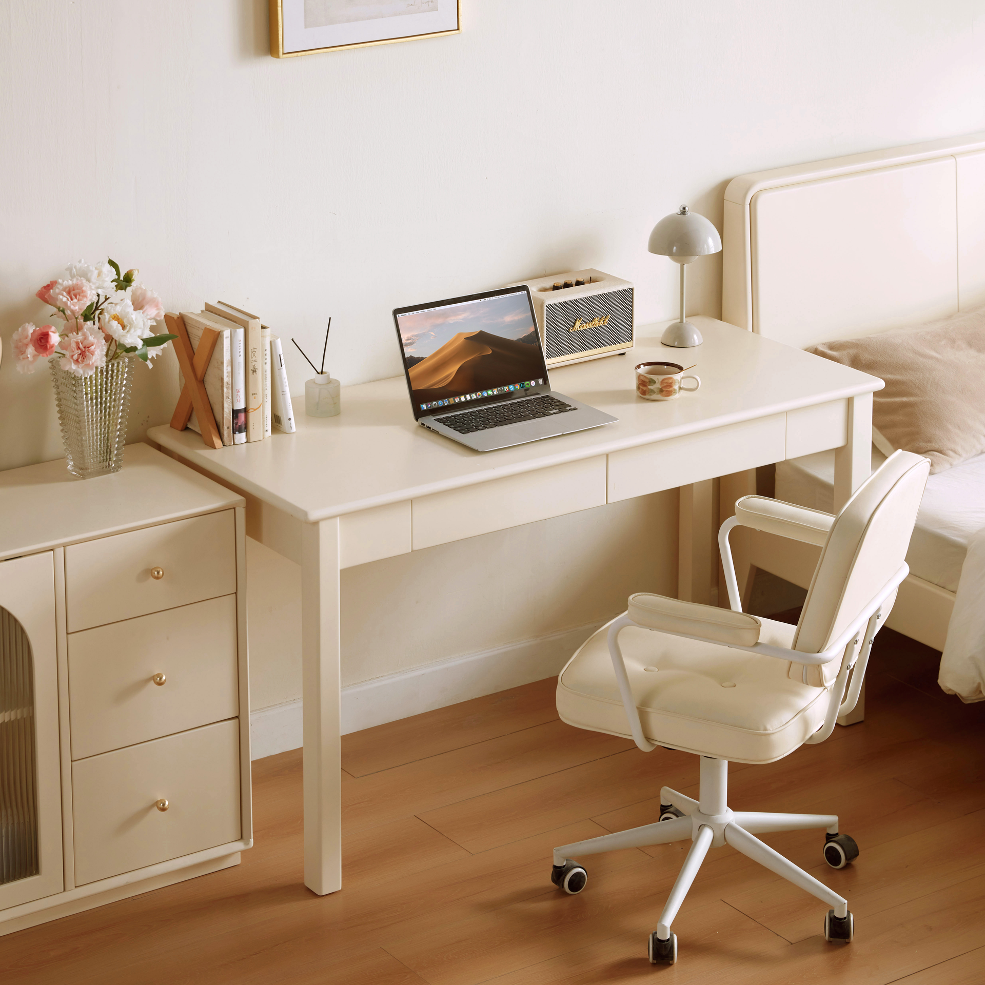 Odelia Desk