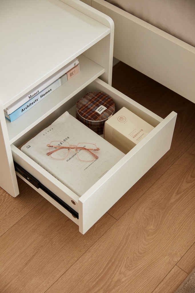 Pravincy Bedside Table